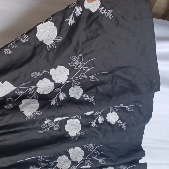 Willi Smith A-Line Skirt Size 8 Black Stunning White Applique Floral Embroidered - Picture 2 of 9